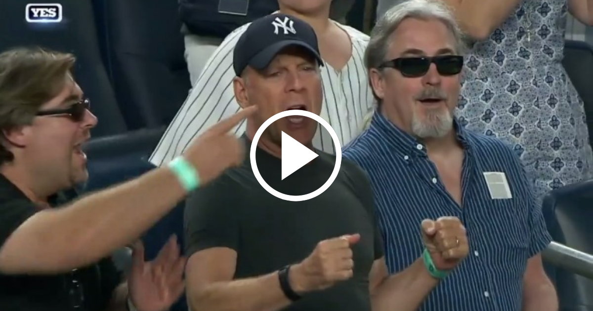 Bruce Willis disfrutó de la gran actuación del cubano Aroldis Chapman en el Yankee Stadium - CiberCuba